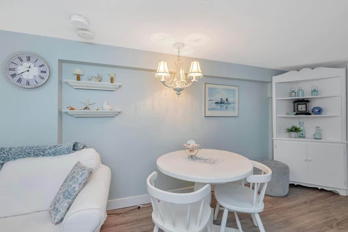 Quaint 1 Bedroom Lower Suite In Victoria, Bc Zewnętrze zdjęcie