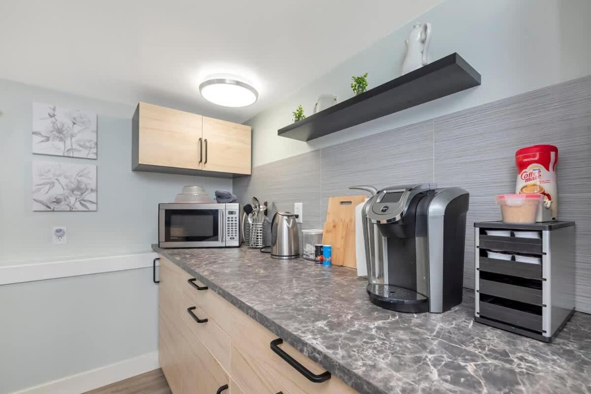 Quaint 1 Bedroom Lower Suite In Victoria, Bc Zewnętrze zdjęcie