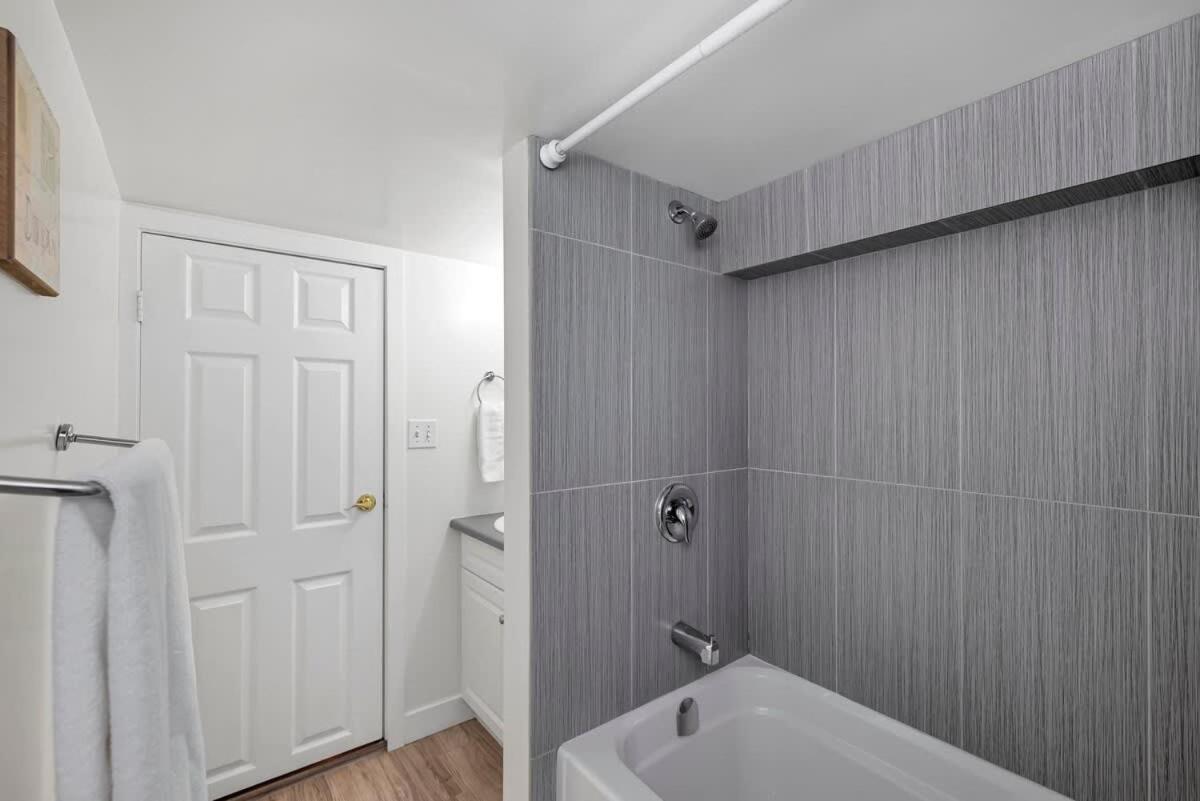 Quaint 1 Bedroom Lower Suite In Victoria, Bc Zewnętrze zdjęcie