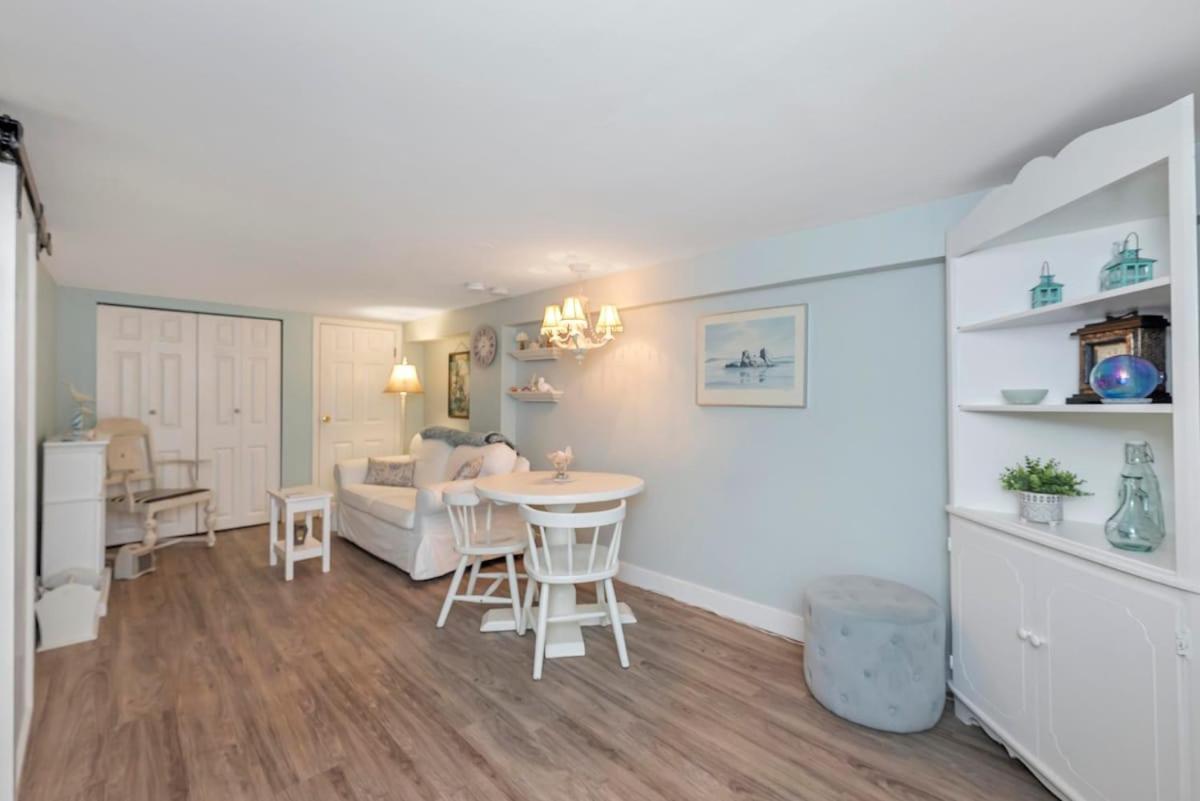 Quaint 1 Bedroom Lower Suite In Victoria, Bc Zewnętrze zdjęcie