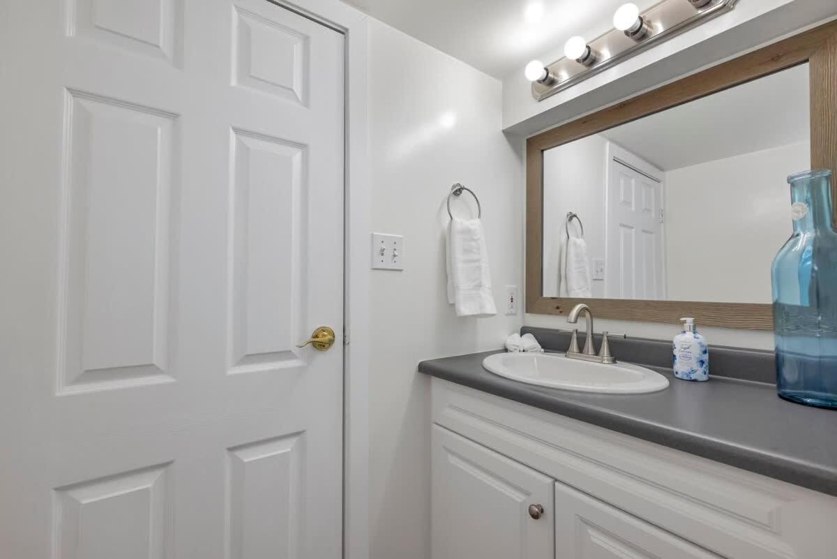 Quaint 1 Bedroom Lower Suite In Victoria, Bc Zewnętrze zdjęcie